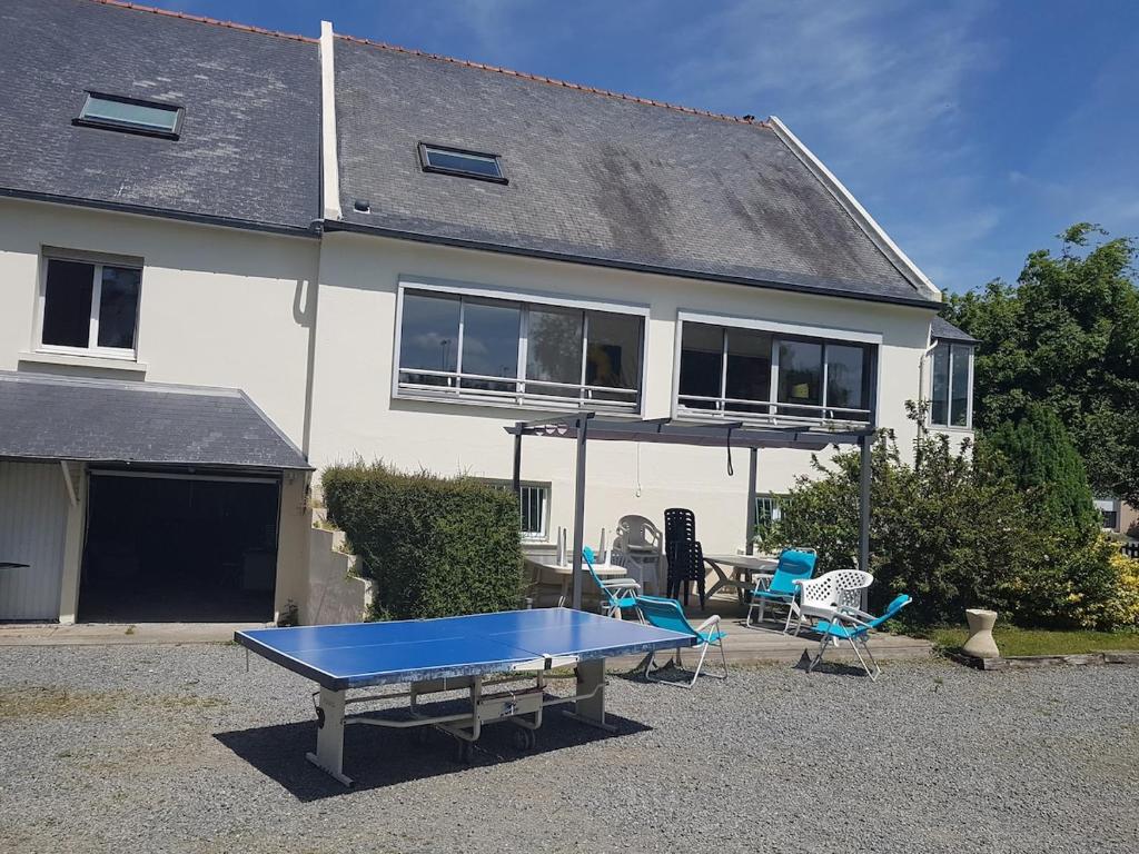 a blue ping pong table in front of a house at Maison familiale Villa Eolie, 10mn de la mer en voiture in Tregueux