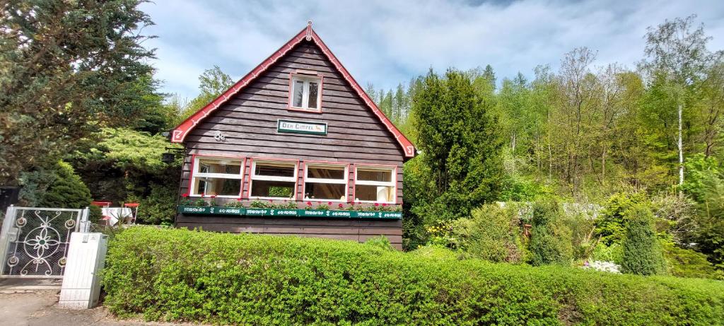 ein kleines Haus mit einem Mansarddach in der Unterkunft Der Gimpel in Harzgerode