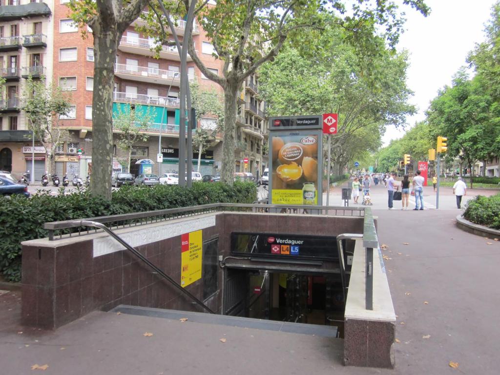 The surrounding neighborhood or a neighborhood close to a hosteleket