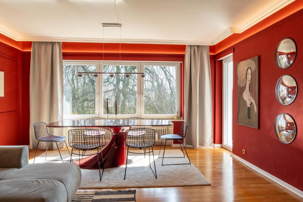 a living room with red walls and a table and chairs at Zur Herrlichkeit in Warendorf