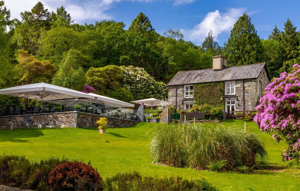 an old stone house with a green yard at Aberdunant Hall, Snowdonia in Porthmadog