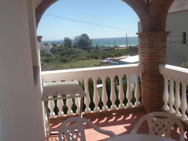 a balcony with a bench and a view of the ocean at Apartamentos Bolonia Paraiso in Bolonia