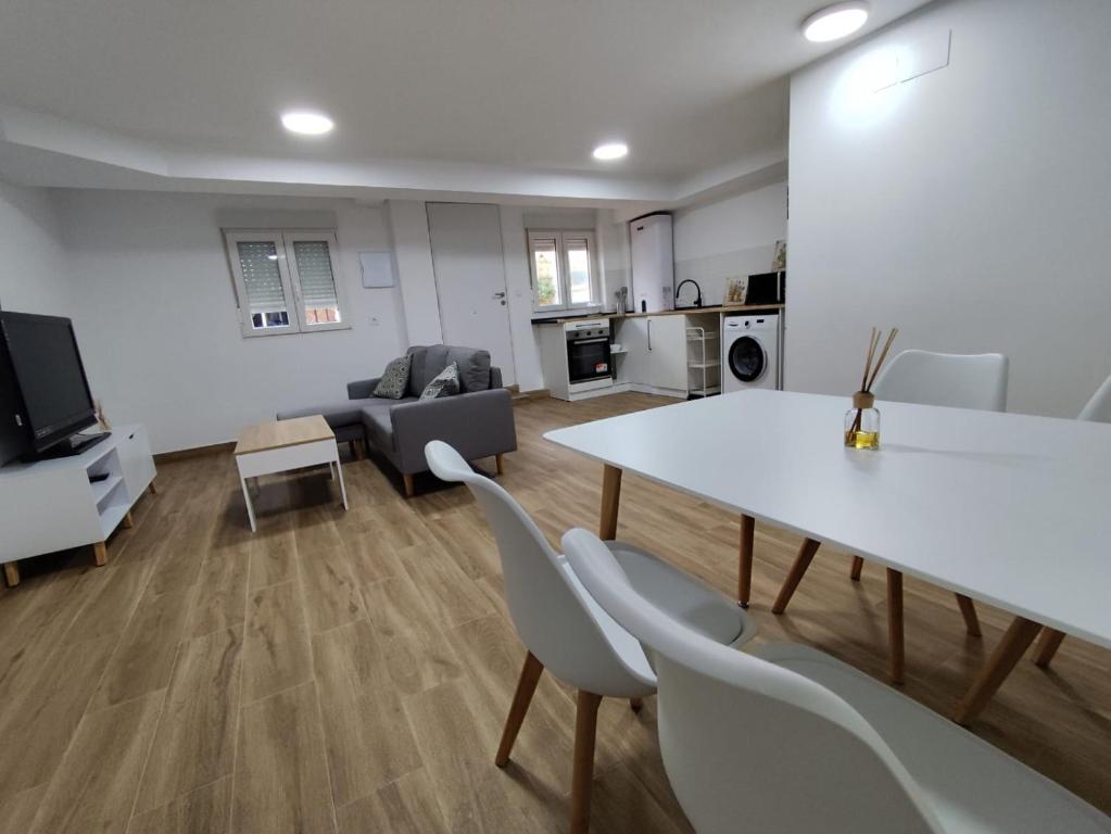 a living room with a white table and chairs at Las Nubes Mairena in Mairena del Aljarafe