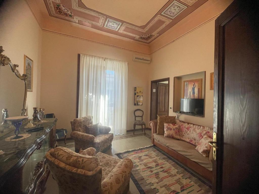 a living room with a couch and chairs at Mappet B&B in Melito di Porto Salvo