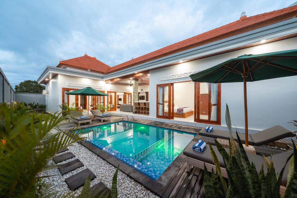 a swimming pool in the backyard of a villa at Anta Villa Lembongan in Nusa Lembongan