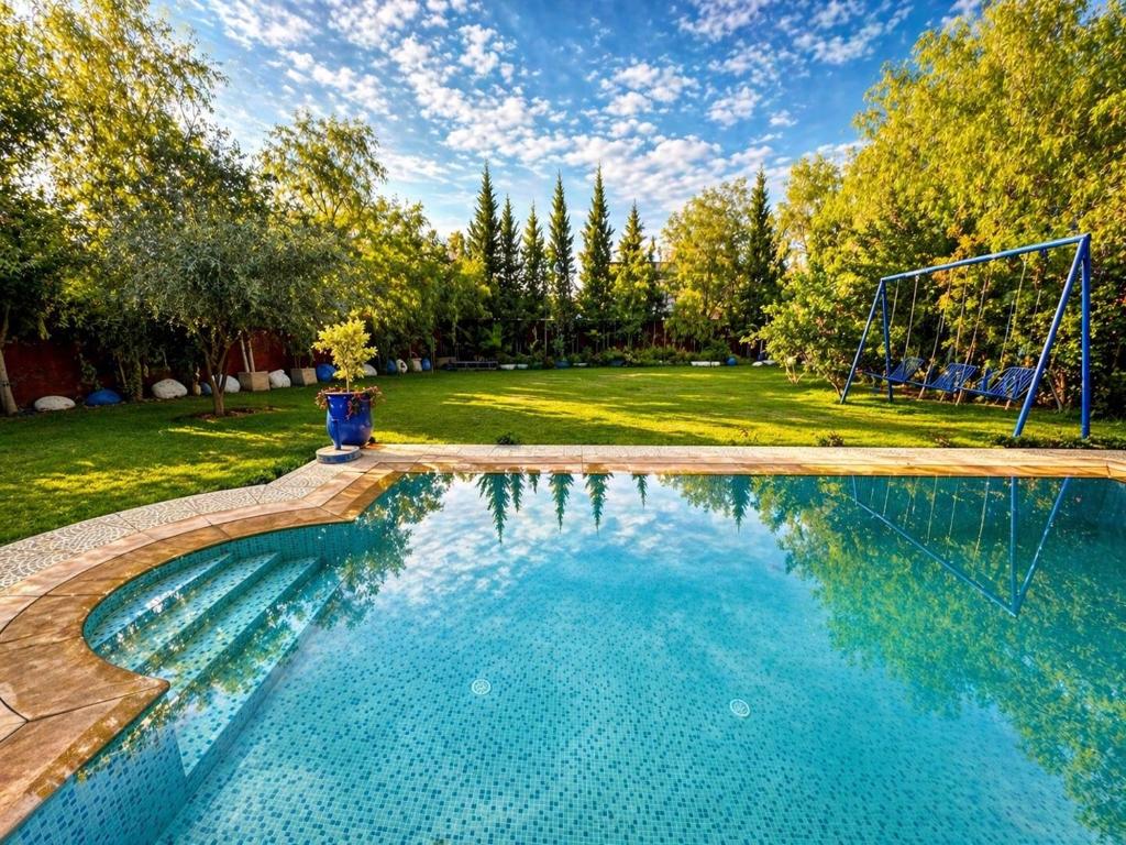 ein Schwimmbecken in einem Garten mit einem Tor in der Unterkunft Villa Eden Atlas Ourika in Sbiti