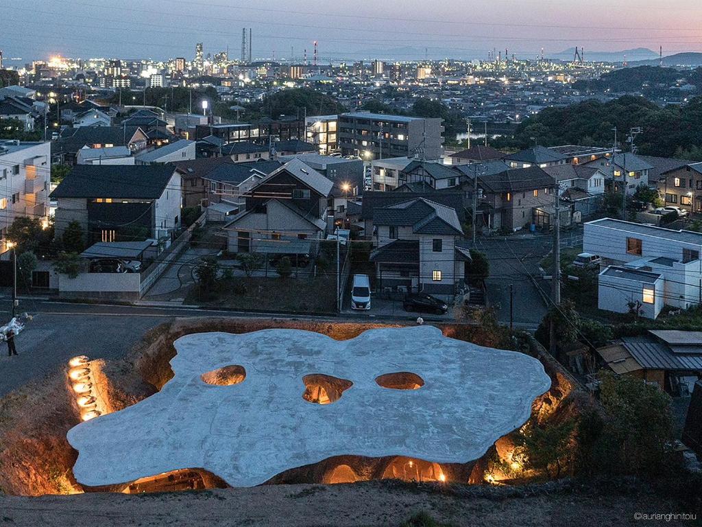 Blick auf eine nächtliche Stadt mit schneebedeckter Stadt in der Unterkunft maison owl in Ube