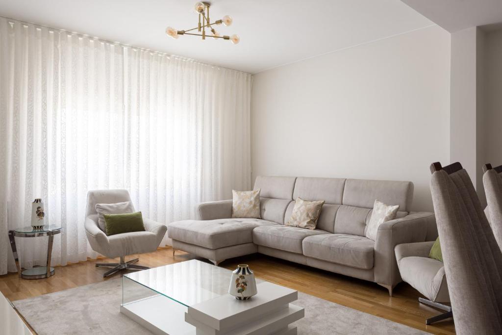 a living room with a couch and a table at Colinas Premium 3BR in Odivelas
