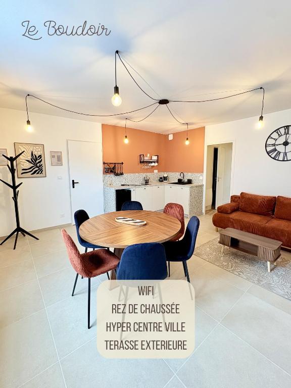 a dining room and living room with a table and chairs at Le Boudoir in Amboise