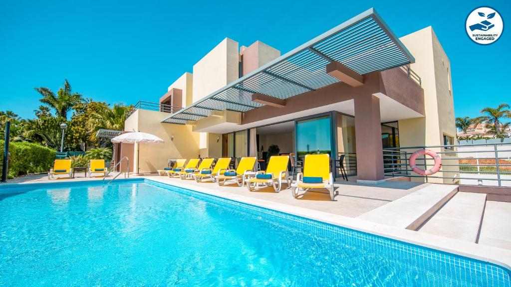 a villa with a swimming pool in a resort at Villa Bahamas - Jacuzzi e piscina aquecível em Armação de Pêra in Armação de Pêra