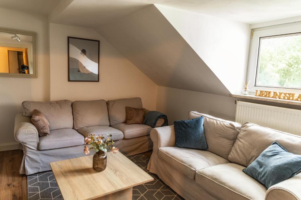 a living room with two couches and a table at Ferienwohnung Otto in Pegnitz