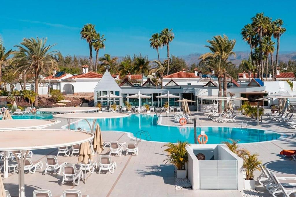 a view of the pool at the resort at Hotel LIVVO Dunagolf Suites in Maspalomas