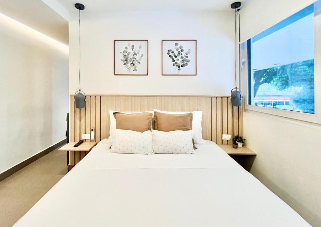 a bedroom with a white bed with two pillows at Reset (Hotel-Cafe-Coworking) in Cali