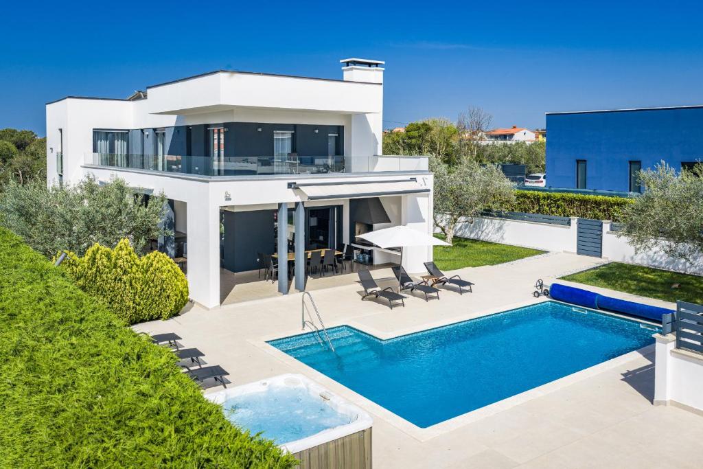 Villa Una in Pula with heated pool and whirlpool
