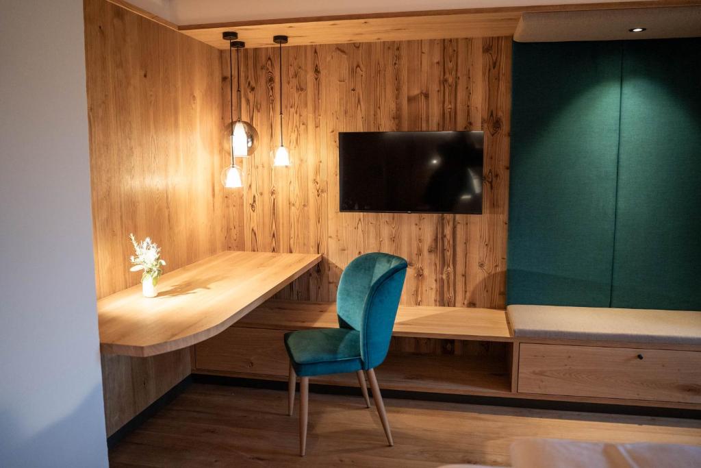 a room with a wooden table and a green wall at Holzhauser Hof in Waldkraiburg