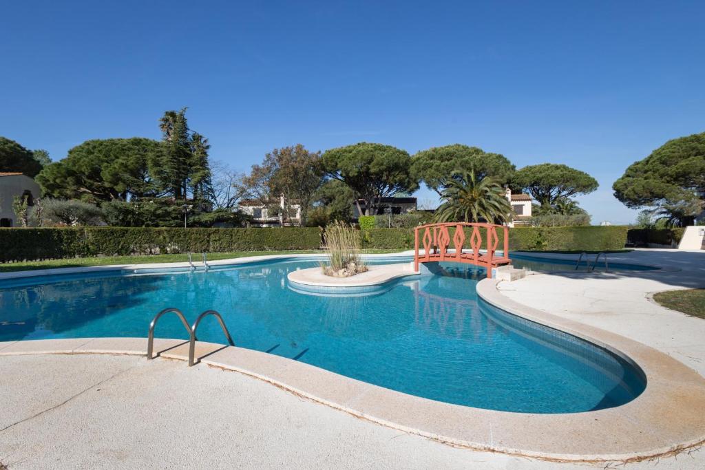 a swimming pool with a bench in the middle at Racó 24 in Pals