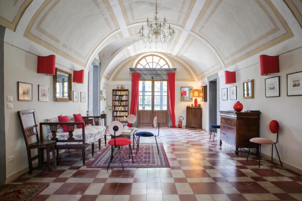 a living room with a table and chairs and a ceiling at Villa Guarienti Valpolicella in Fumane