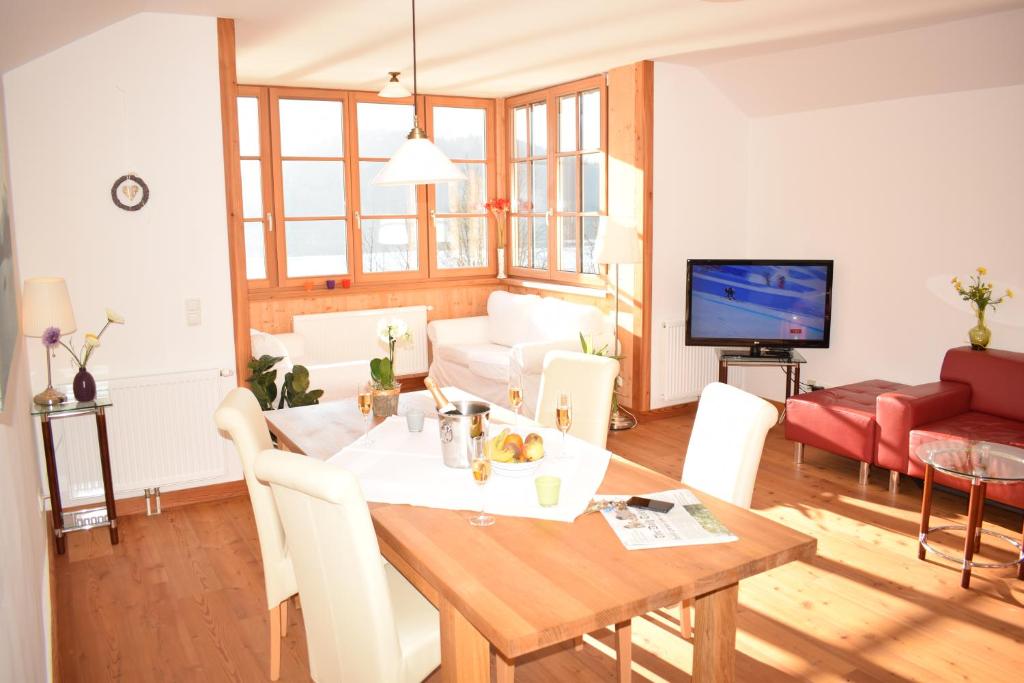 TV a/nebo společenská místnost v ubytování Villa Frischmuth am See