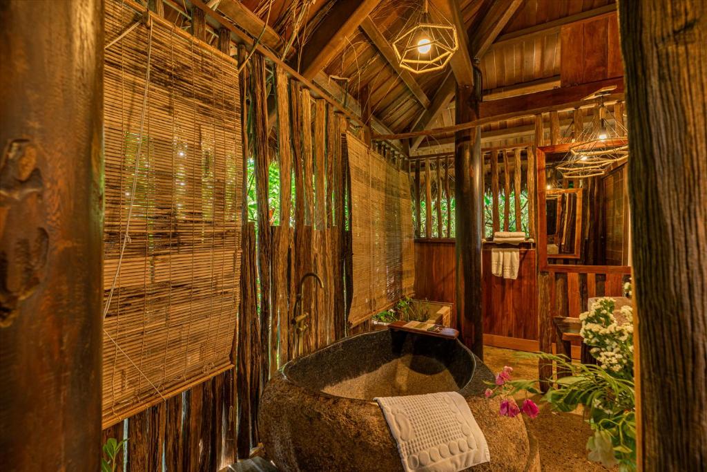 Bungalow Jungle Có Giường Cỡ King