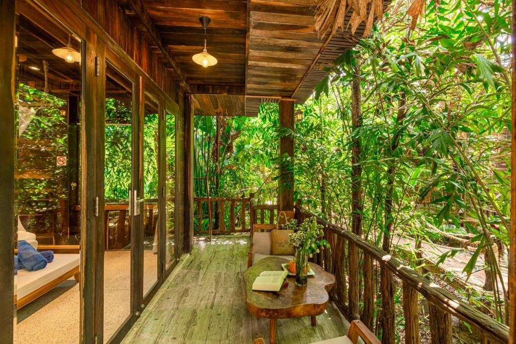 Bungalow Jungle Có Giường Cỡ King