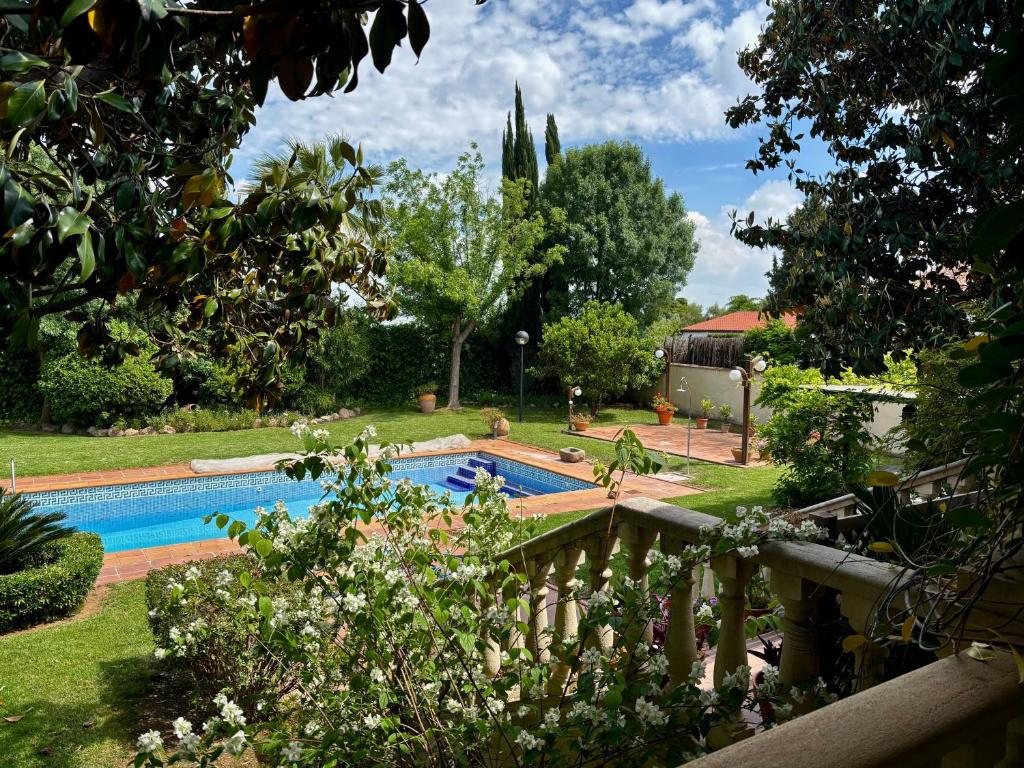 a garden with a swimming pool in a yard at La Casa de Luna Lunera in Córdoba
