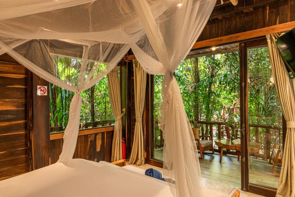 Bungalow Jungle Có Giường Cỡ King