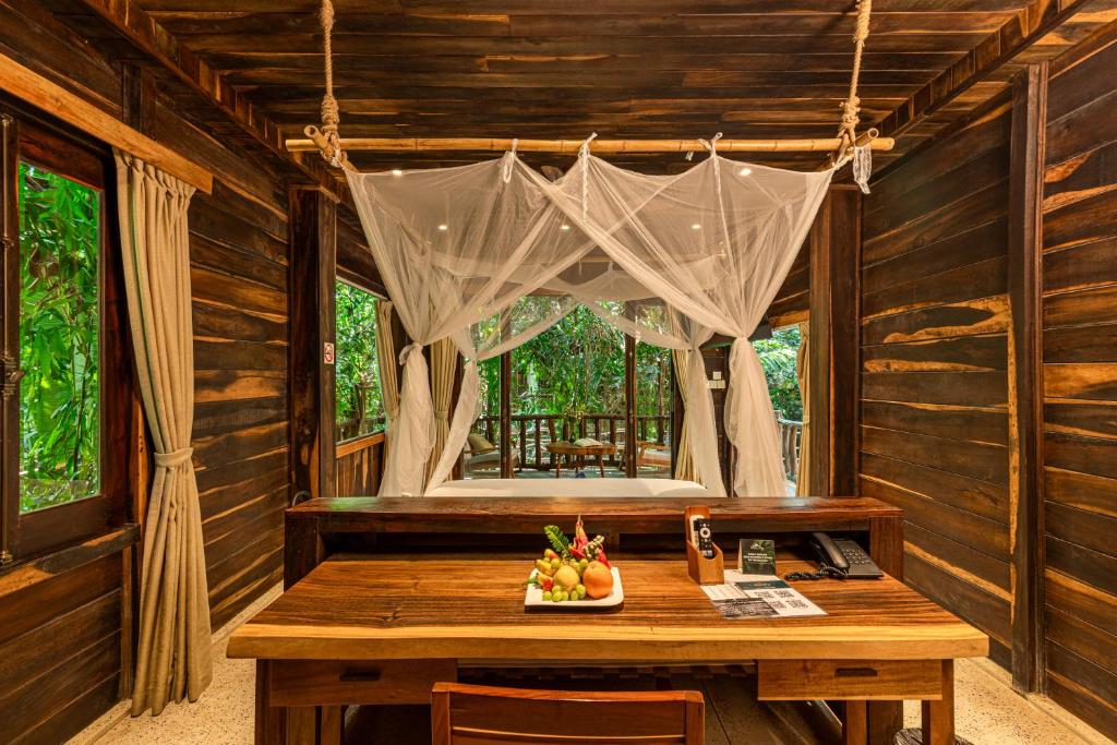 Bungalow Jungle Có Giường Cỡ King