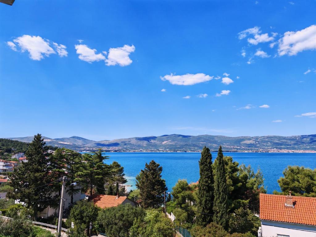 a view of the lake from the apartment at Apartments Sofija in Slatine
