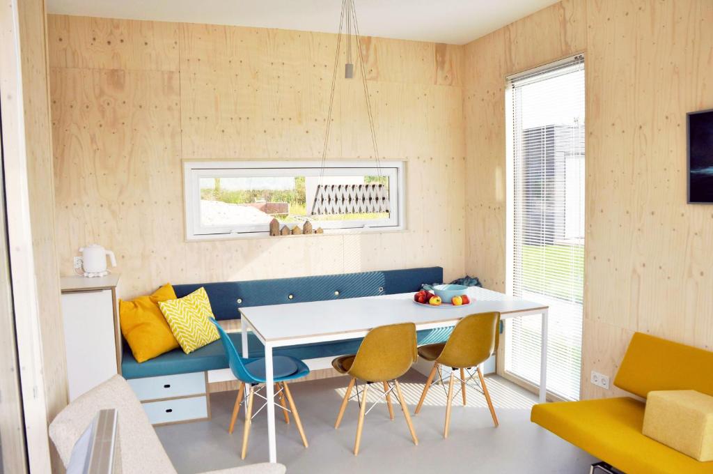 a dining room with a table and chairs at Noardewyn - Ecohuisjes Terschelling in Midsland