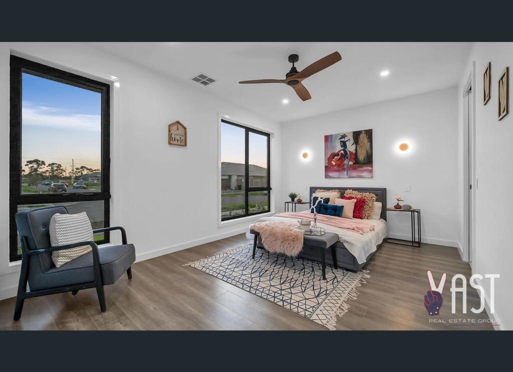 a bedroom with a bed and a ceiling fan at Cozy Private Room Family Home Close to Airport in Donnybrook