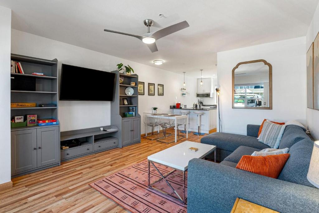 a living room with a blue couch and a tv at 08 Lodge in Hood River