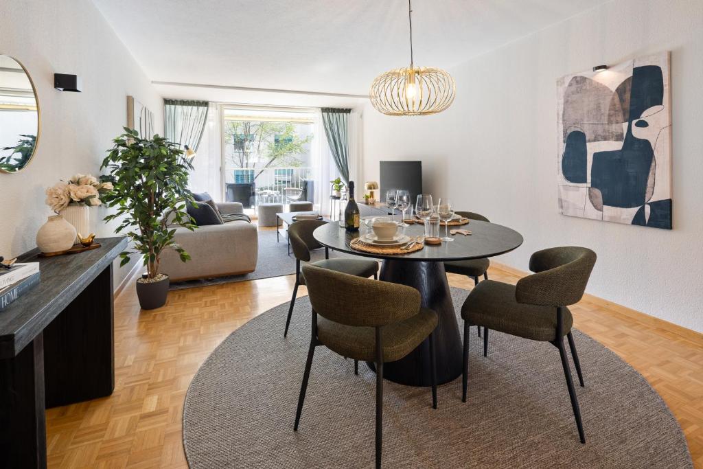 Zentrale Wohnung mit Büro und Parkplatz