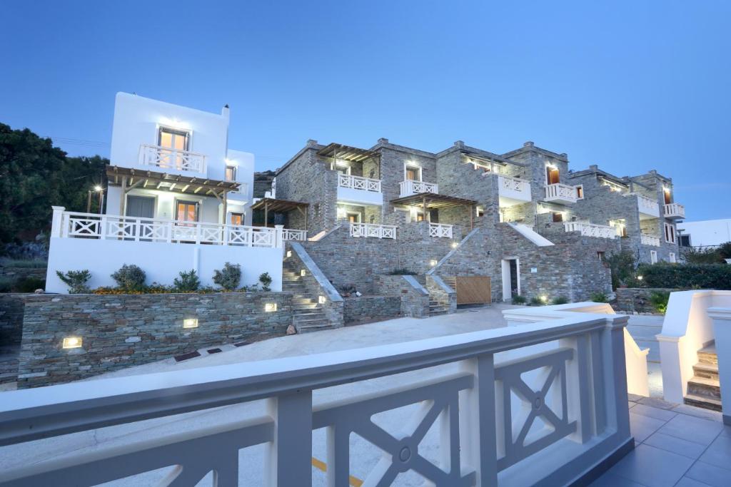 ガブリオンにあるAithra -Agios Petros Androsの家のバルコニーから建物の景色を望めます。