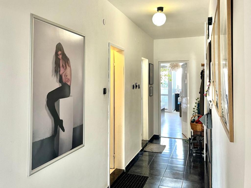 een gang met een grote afbeelding van een vrouw aan de muur bij Modern flat near downtown Plovdiv in Plovdiv