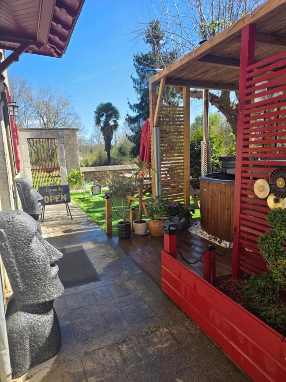 a garden with a statue of a head on a patio at La Casa Mora Grande in Asson