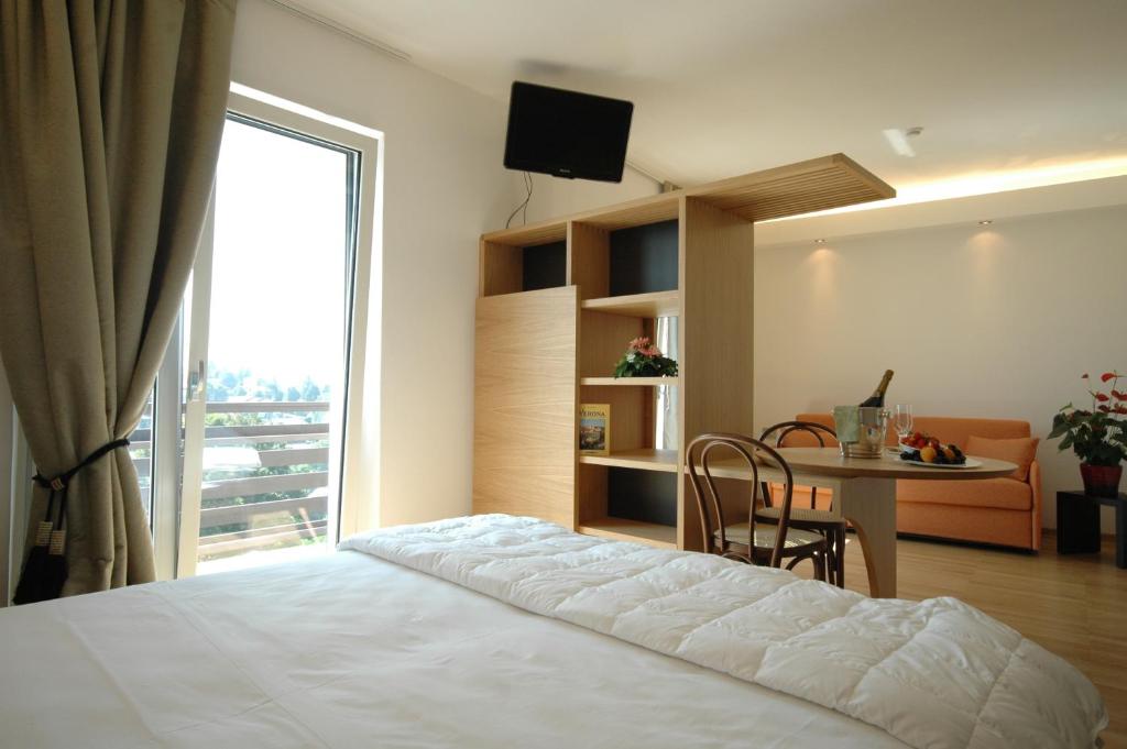 Hotel La Pineta tesisinde bir odada yatak veya yataklar