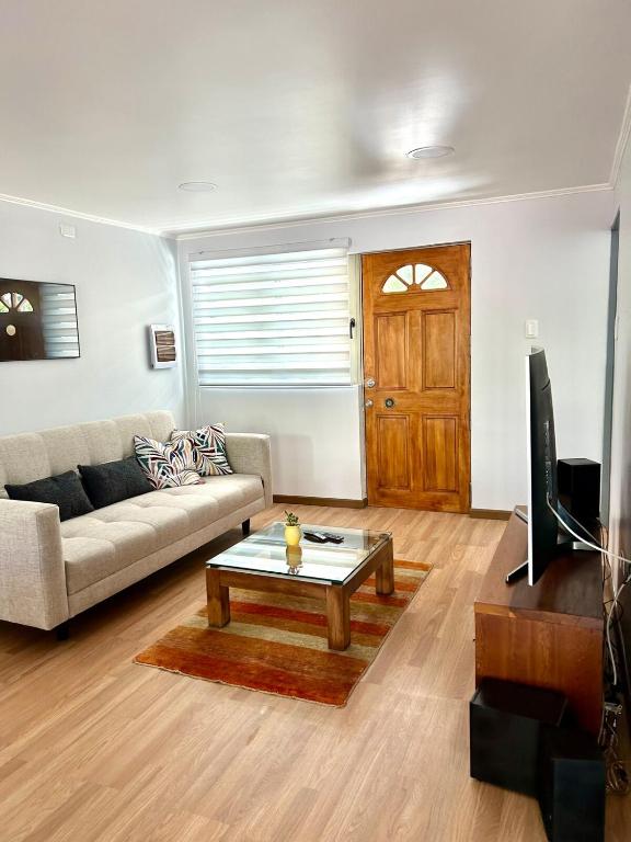 a living room with a couch and a coffee table at Hermosa casa en Talca in Talca