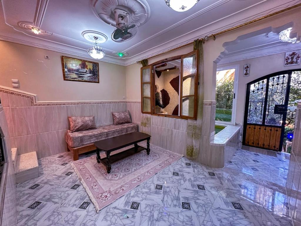 a living room with a couch and a table at Iqama Al-Nakhlah in Ghardaïa