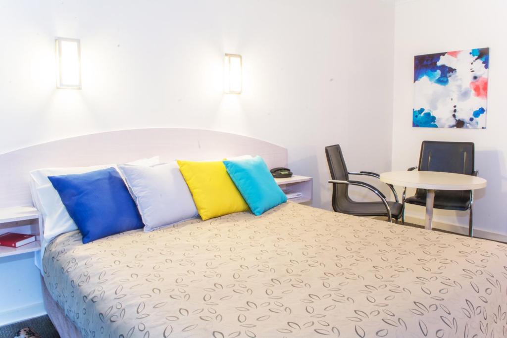 Postel nebo postele na pokoji v ubytování Alexander Motor Inn