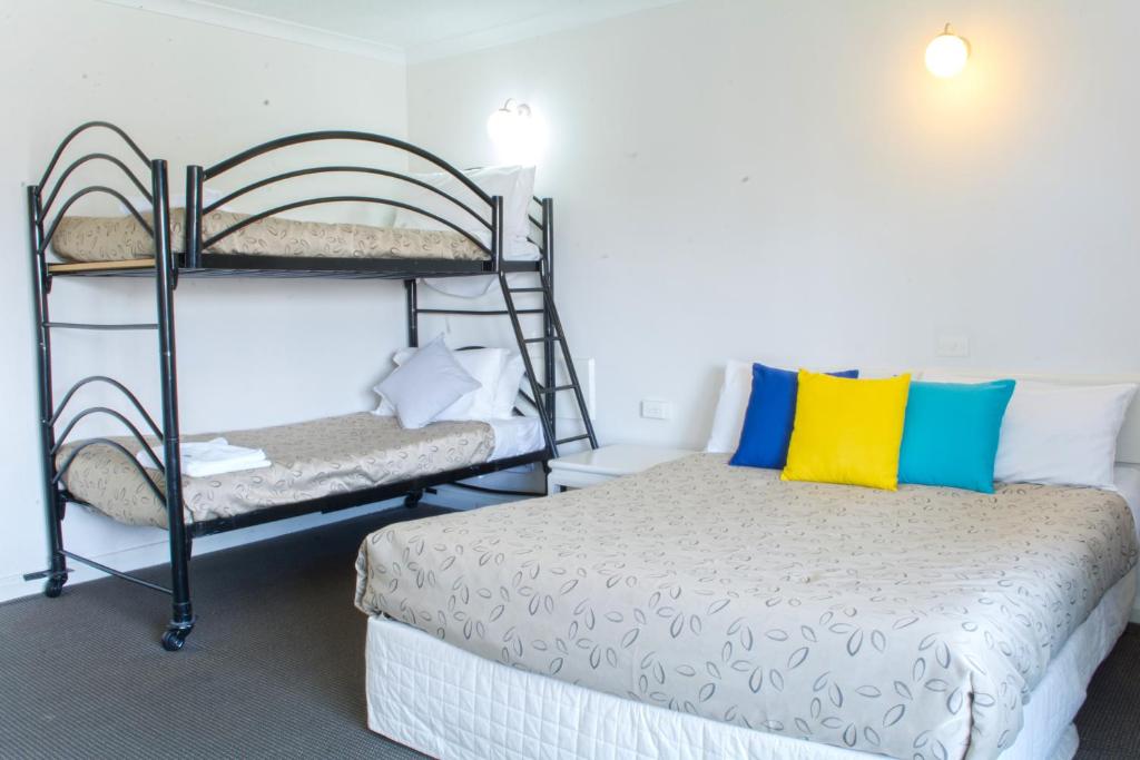 Postel nebo postele na pokoji v ubytování Alexander Motor Inn