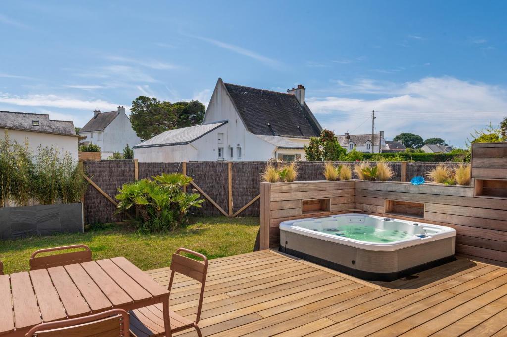 a hot tub sitting on top of a wooden deck at Maison Desmathi in Saint-Pierre-Quiberon
