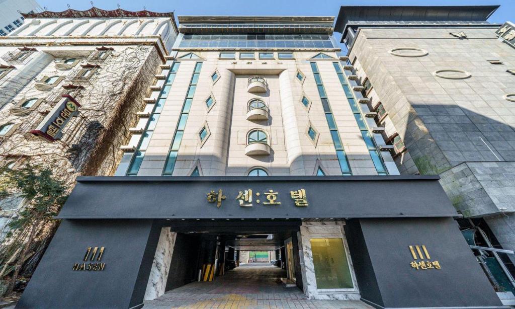 a building with an entrance to a tunnel at Hasen Hotel in Siheung