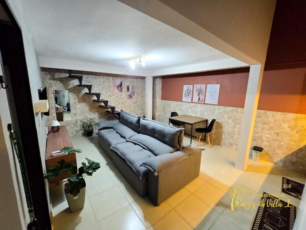a living room with a couch and a table at Studio Completo Próx aeroporto Guarulhos in Guarulhos
