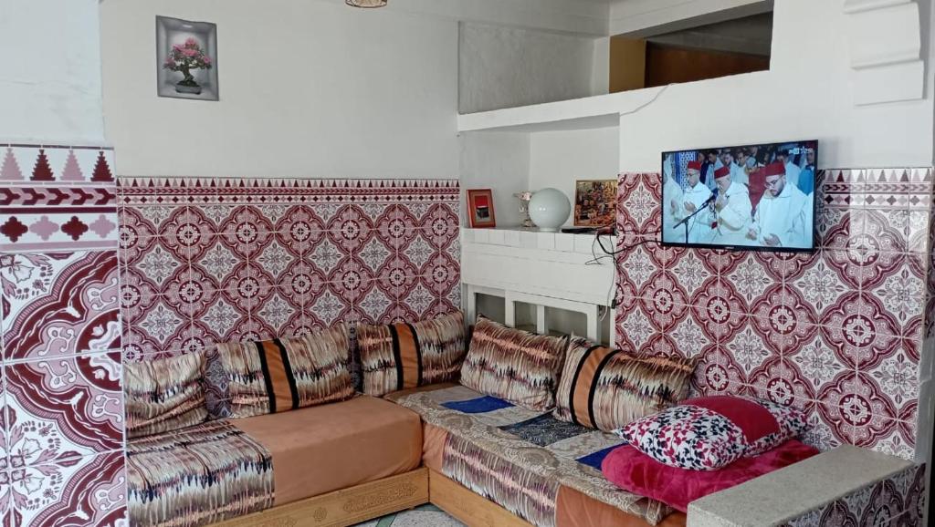 a living room with a couch and a tv at appartement bab boujloud in Fez