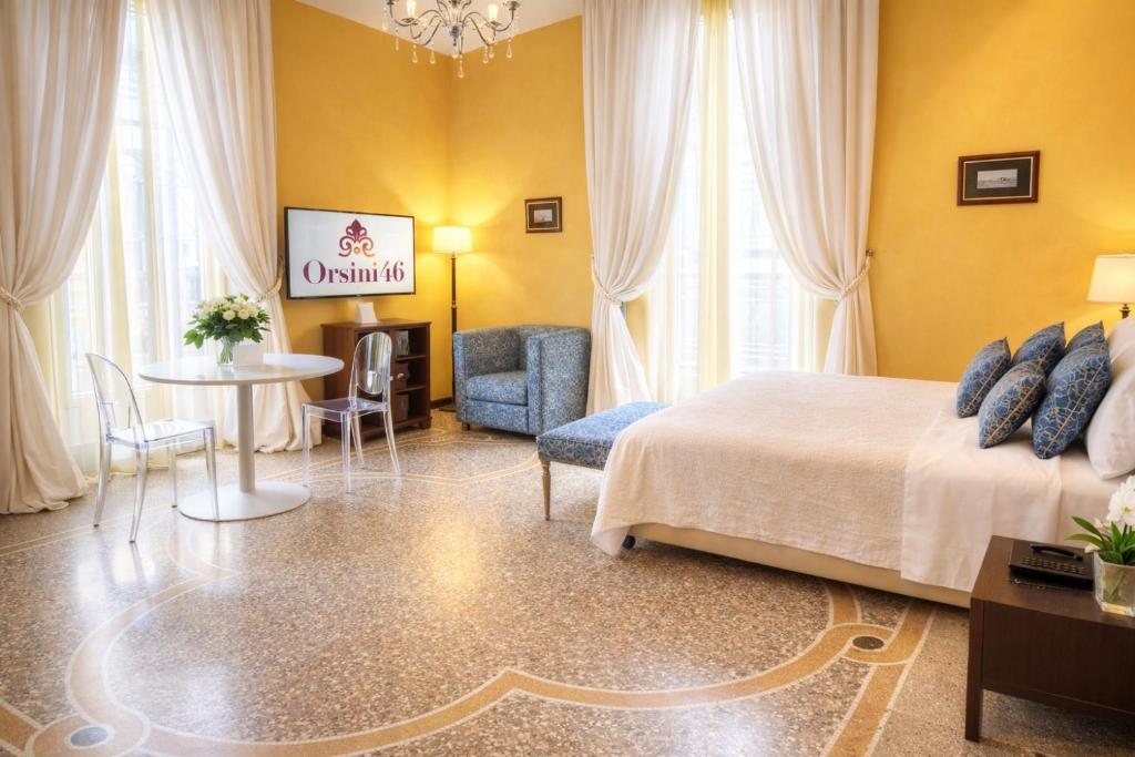 a hotel room with a bed and a table and chairs at B&B Orsini 46 in Naples
