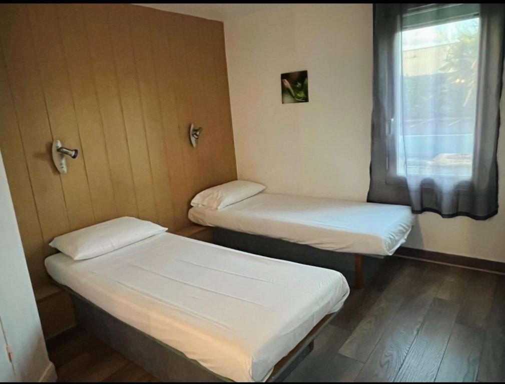 Brit Hotel Essentiel Pau Lescar - 2 Angrenzende Zimmer Ohne Verbindungstür