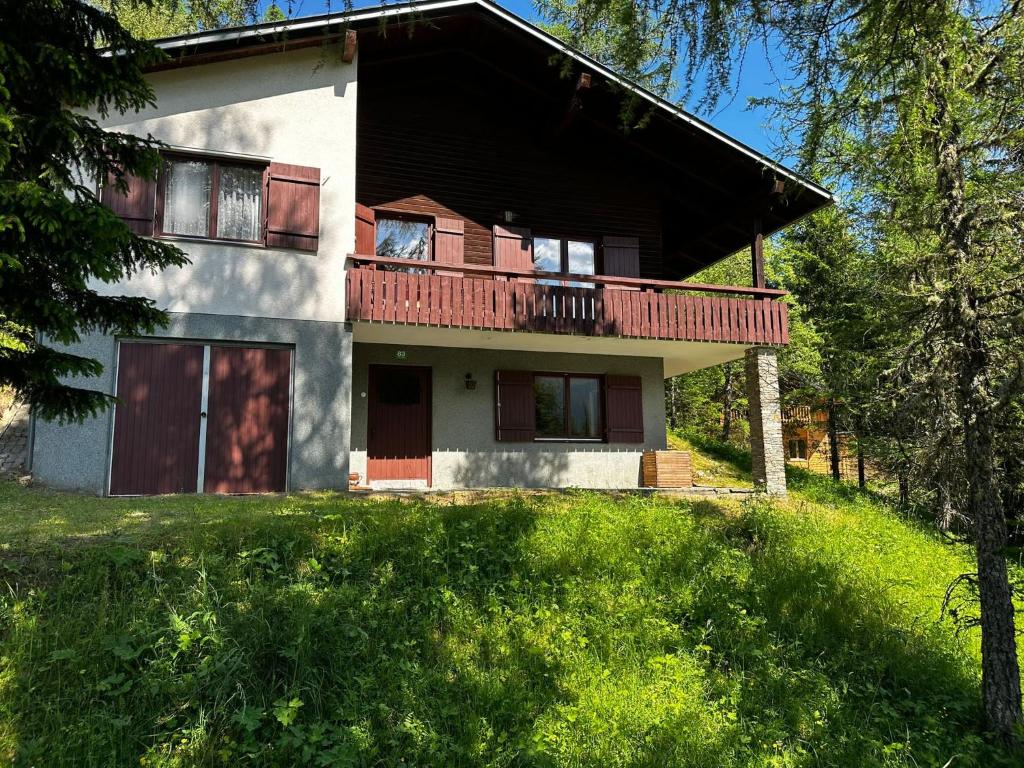 a house with a balcony on the side of it at Mountainview Flattnitz in Flattnitz