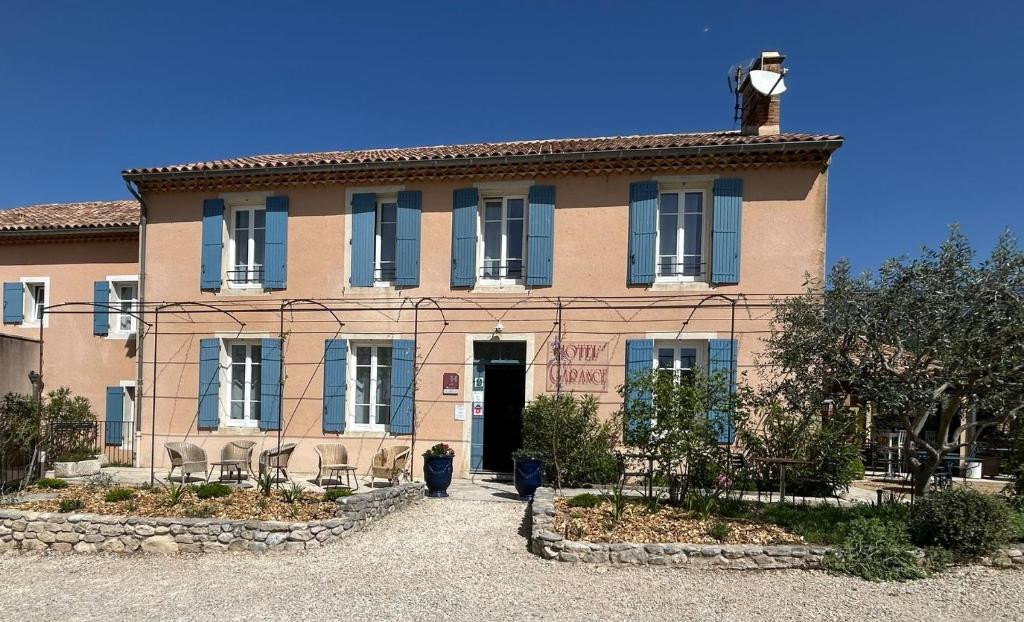 un edificio con un orologio in cima di La Garance a Bédoin