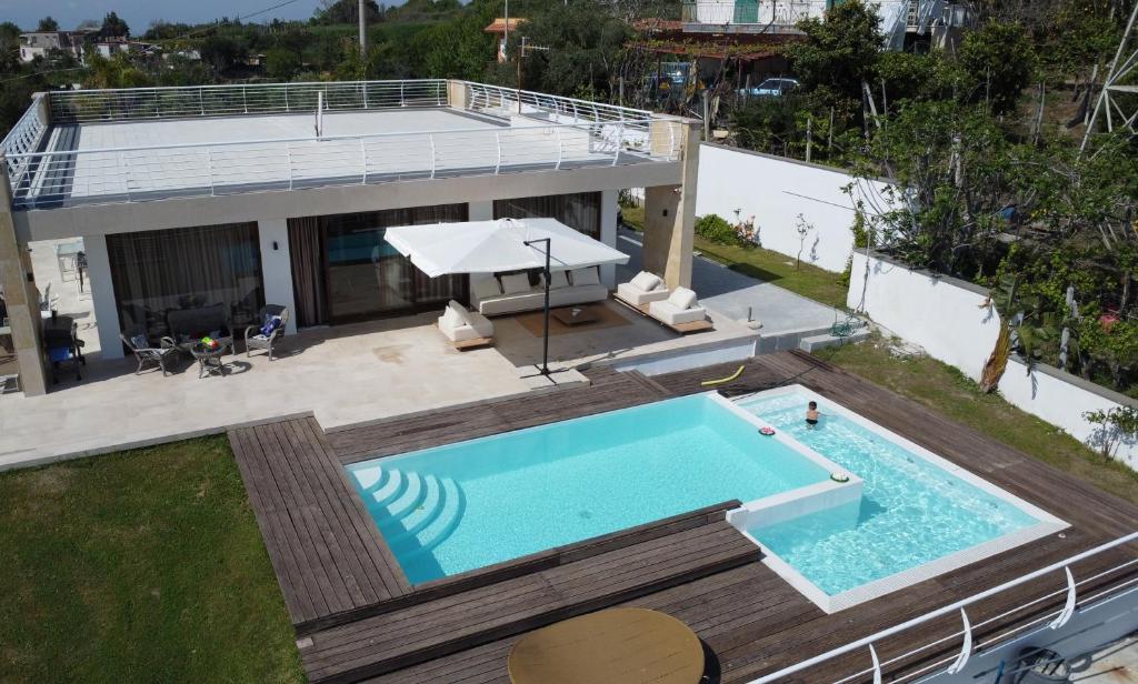 Draufsicht auf einen Swimmingpool an einem Haus in der Unterkunft Villa Ormalute in Pozzuoli
