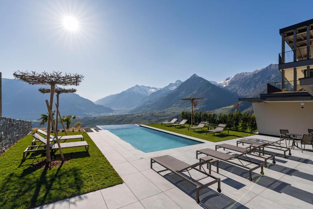 a swimming pool with a view of mountains at Residence Gloria Dei in Schenna